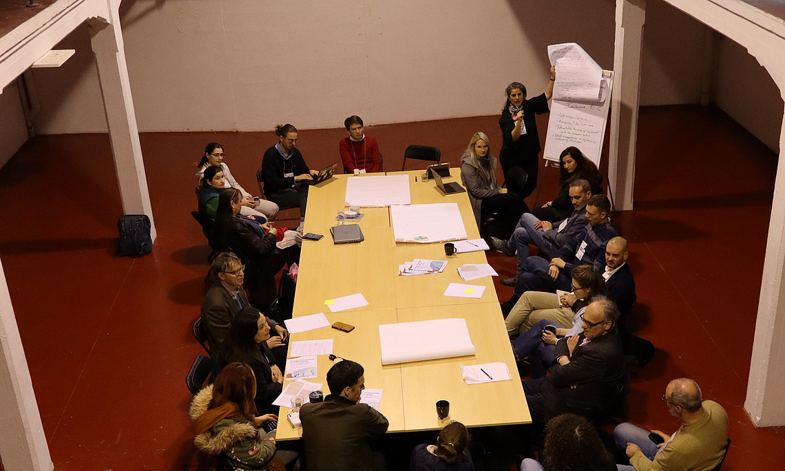 Projektteams bei der Diskussion ihrer Ergebnisse
