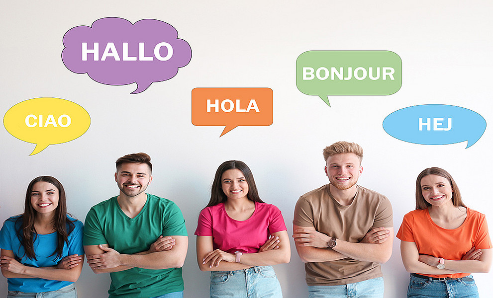 Studierende mit Sprechblasen, die "Hallo" in mehreren Sprachen wiedergeben