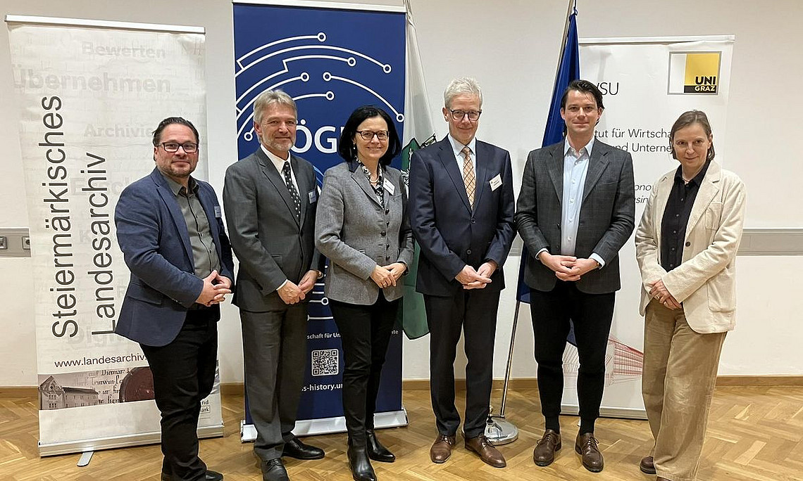 Protagonist:innen der GWHD IX (v.l.n.r.): Walter M. Iber (Universität Graz und ÖGU), Thomas Krautzer (Universität Graz), Sandra Holasek (Abgeordnete zum Steirischen Landtag), Gernot P. Obersteiner (Direktor des Steiermärkischen Landesarchivs), Christian Schmidt (Universität Graz), und Andrea Schneider-Braunberger (GUG) © Michaela Tasotti