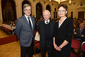 Med Uni-Rektor Hellmut Samonigg und FWF-Vizepräsidentin Ellen Zechner mit dem prominenten Forscher. ©Uni Graz/Schweiger
