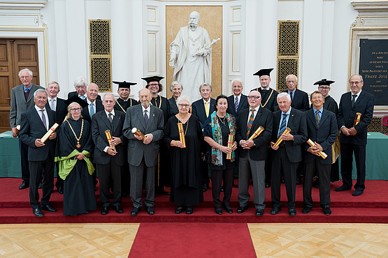 Vor 50 Jahren an der Uni Graz promoviert: Rektor Martin Polaschek überreichte im Rahmen einer akademischen Feier das "Goldene Diplom". Foto Gasser