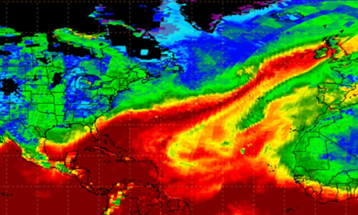 Integrierter Wasserdampf am 5. Dezember 2015, besonders hohe Werte von über 40 kg/m2 sind rot dargestellt (Bildquelle: (US) National Weather Service, public domain via Wikimedia Commons).