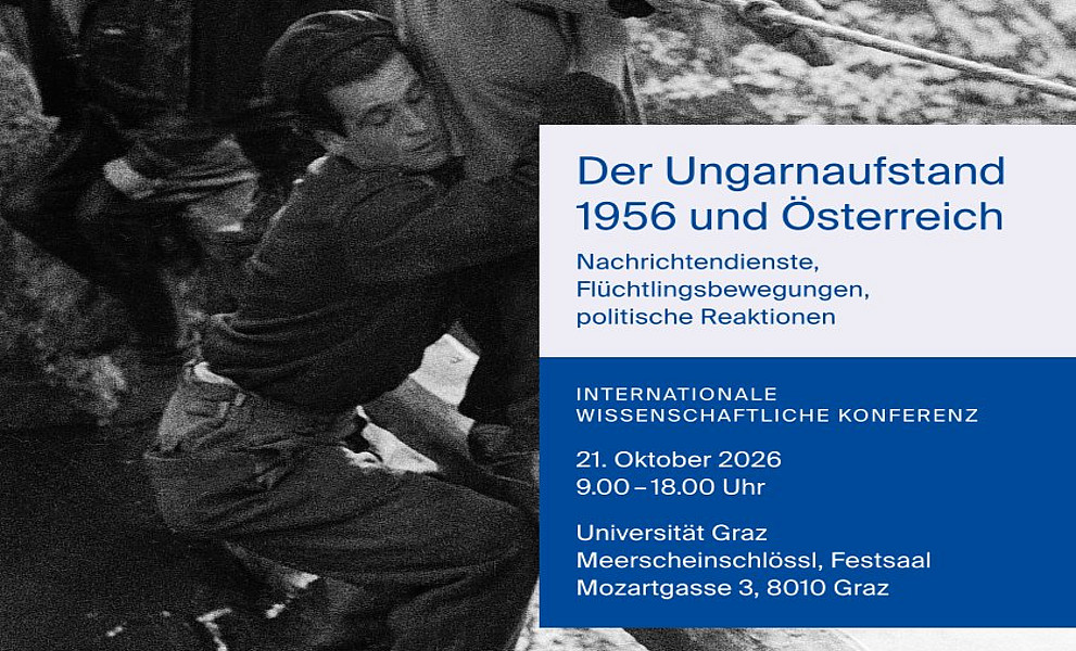 Mann hält Frau und hilft ihr beim Überqueren eines Baumstammes 