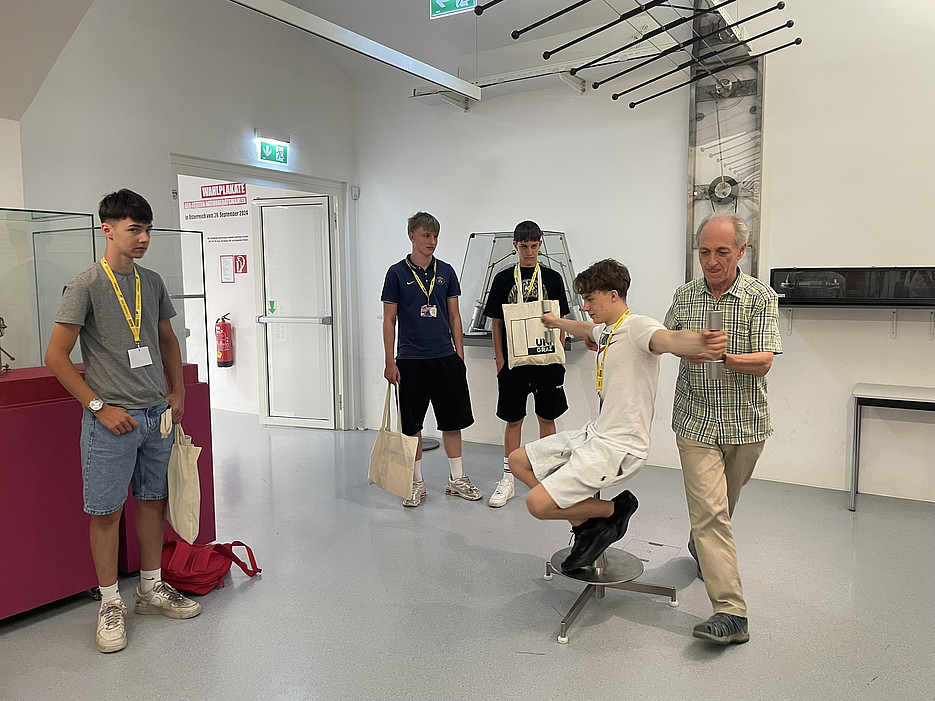 Schulklasse bei einer Führung durchs Uni Graz Museum im Zuge der FUTURE EDUCATION DiLabs 2026 ©Barbara Kluger