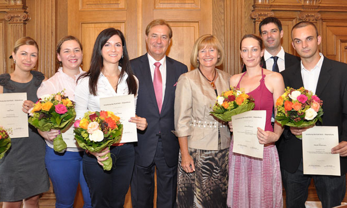 Konsul Rudi Roth und Rektorin Christa Neuper (Mitte) mit den sechs Stipendiatinnen (von links): Jasna Mehic, Aleksandra Saranovic, Sanja Petrovic, Emina Durakovic, Marko Kmezic und Mihajlo Savic.