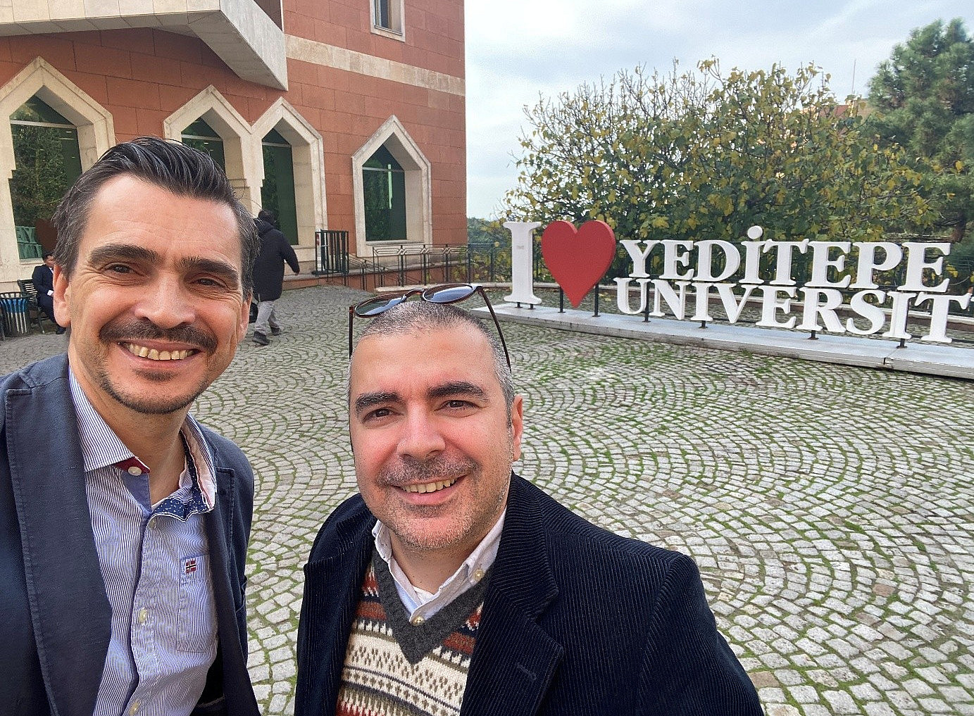 Bild zeigt Dr. Hirt und Özgür Atılgan vor der Yeditepe University in Istanbul, Türkei ©Uni Graz/C. Hirt