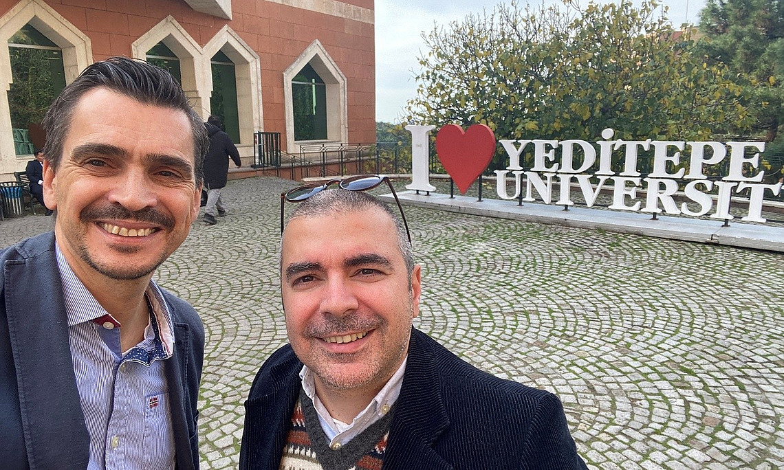 Bild zeigt Dr. Hirt und Özgür Atılgan vor der Yeditepe University in Istanbul, Türkei