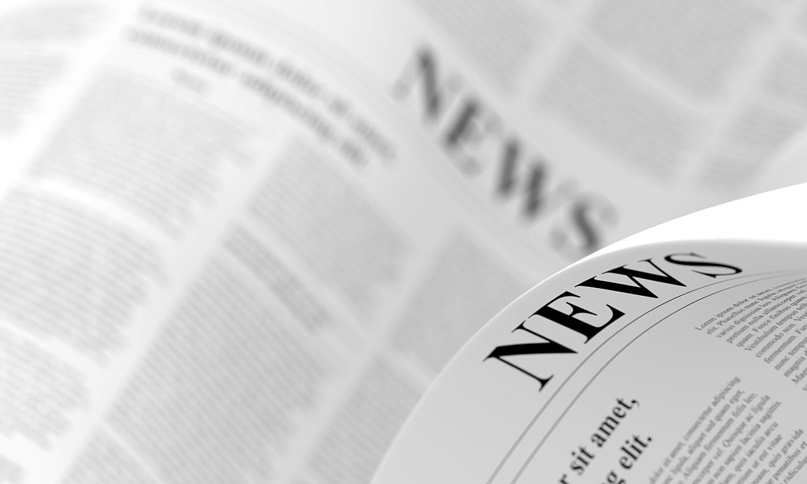 Zeitungsseiten mit NEWS als Überschrift