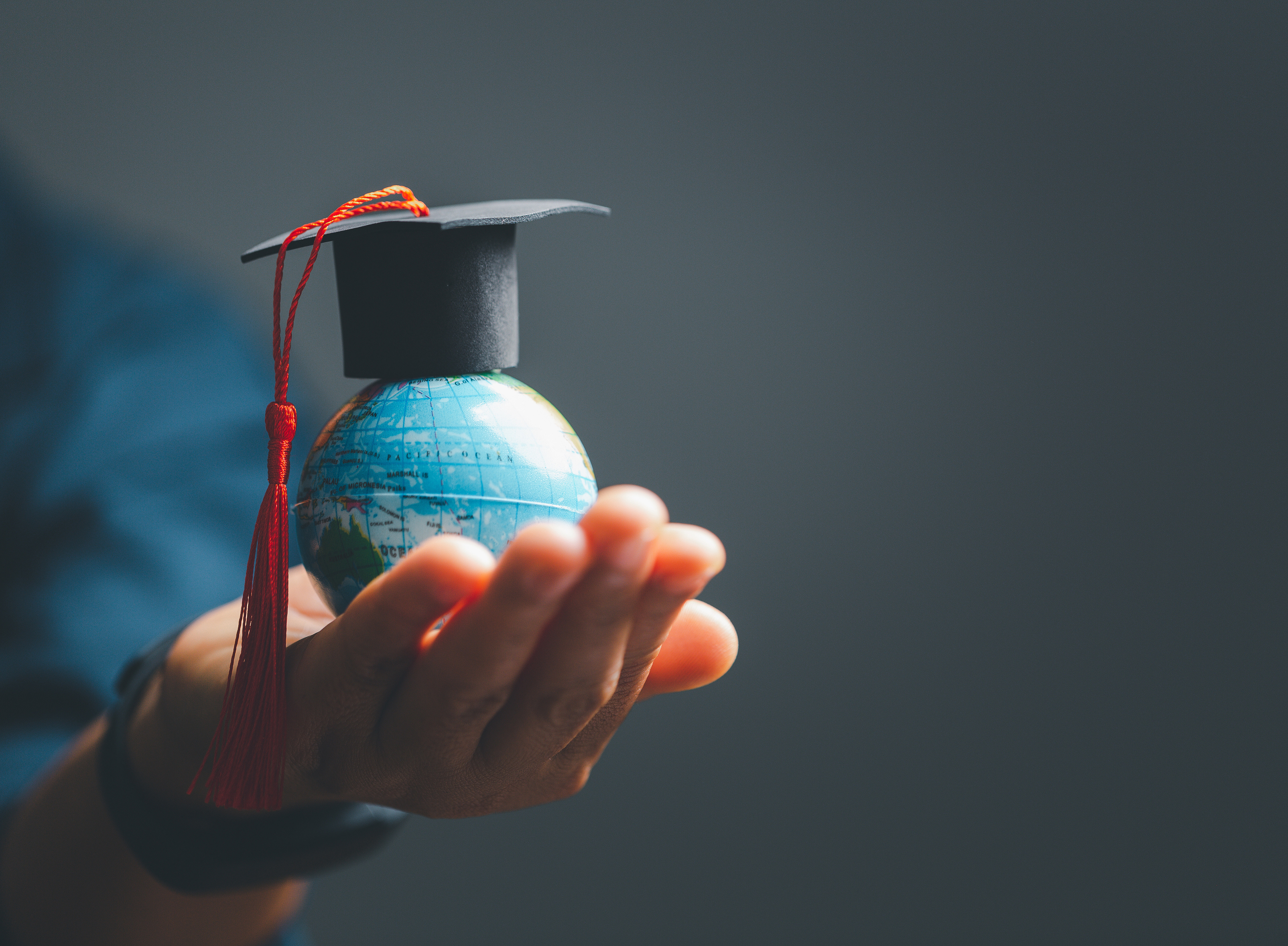 Graduation cap with Earth globe. Concept of global business study, abroad educational, Back to School. Education in Global world, Study abroad business in universities in worldwide. ©JD8 - stock.adobe.com