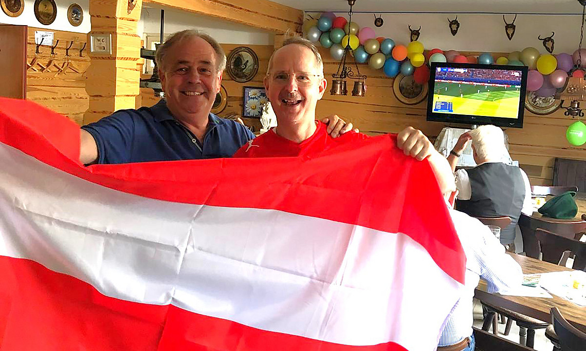 Zwei Männer mit Österreich-Fahne