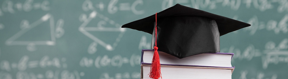 Doktorhut auf Buchstapel ©BillionPhotos.com - stock.adobe.com