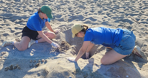 Zwei Mädchen graben ein Loch am Strand ©Global Diary | Wiesauer