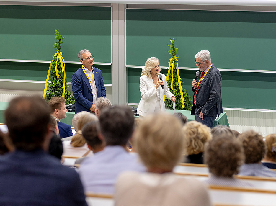 Peter Riedler, Beatrice Weinelt, Helmut Konrad und Besucher:innen ©Uni Graz / Kanizaj