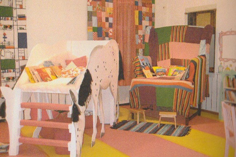 Ausstellungsräume mit „verkleidetem Sessel“ in der Villa Kunterbunt