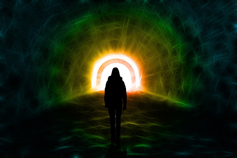 Tunnel mit Licht am Ende und einer Person © Gerd Altmann auf Pixabay