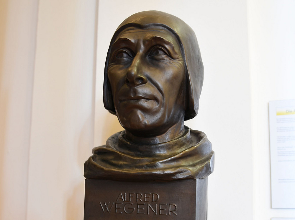 Art on campus: Bust of Alfred Wegener ©Uni Graz/Leljak