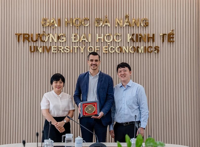 Bild zeigt Dr. Hirt mit Kolleg:innen von der University of Economics, Vietnam ©Uni Graz/C. Hirt
