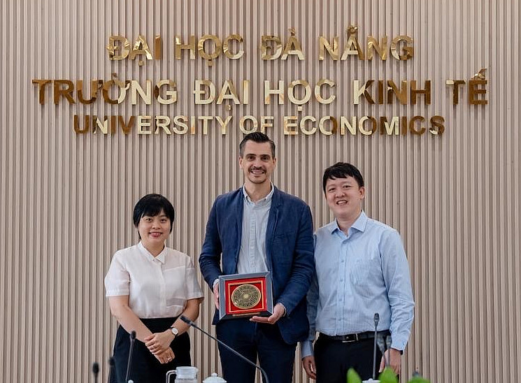 Bild zeigt Dr. Hirt mit Kolleg:innen von der University of Economics, Vietnam ©Uni Graz/C. Hirt