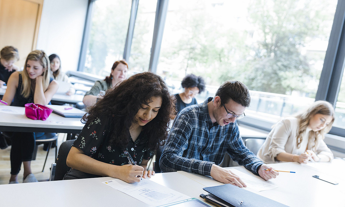 Studierende in einem Seminarraum