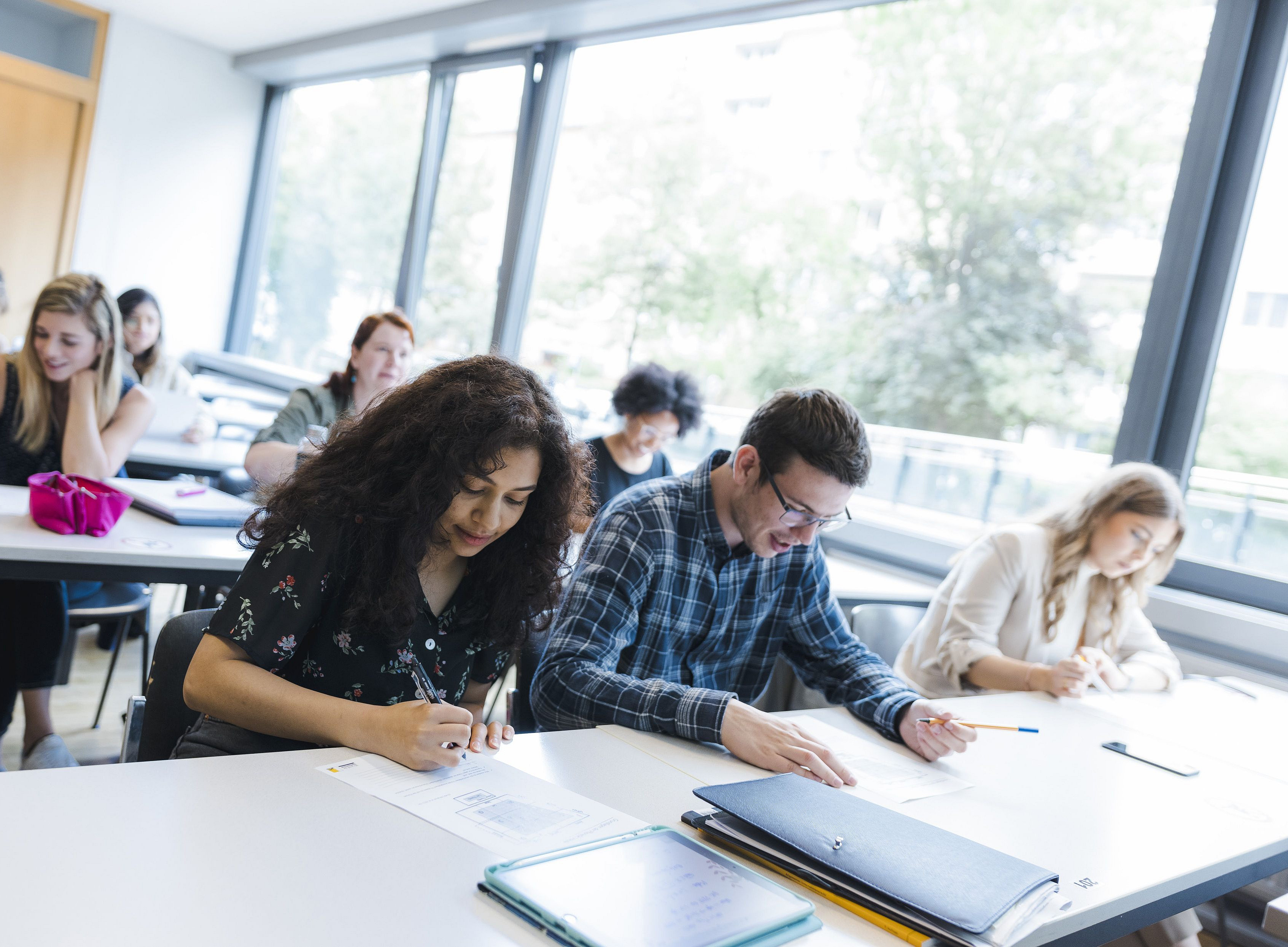 Studierende sitzen ©Uni Graz/Kanizaj