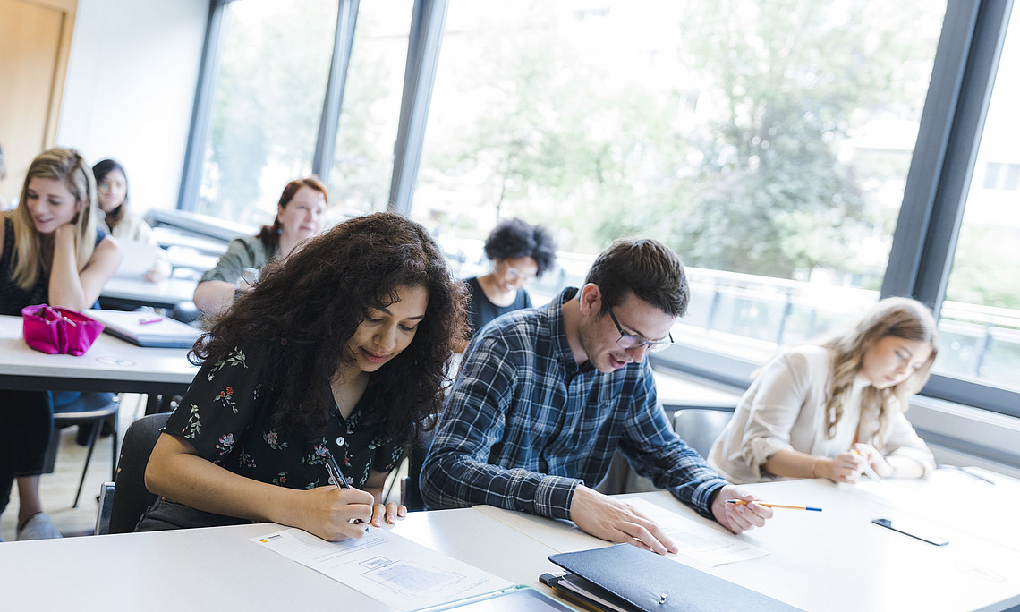 Studierende sitzen