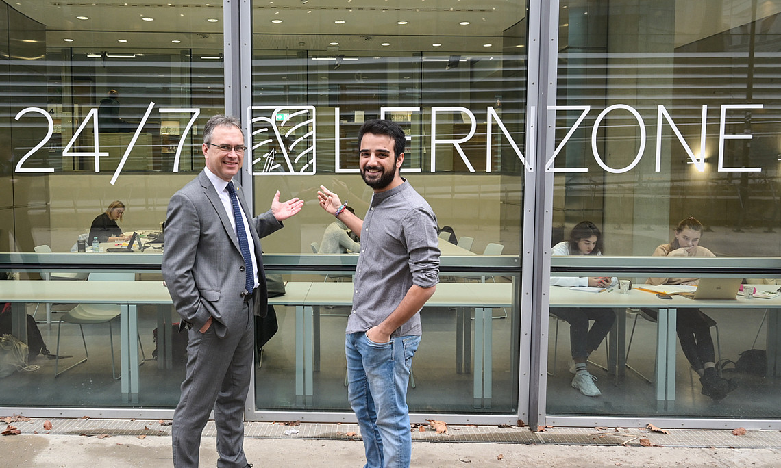 Peter Riedler (links) übergab den 365-Tage-Lernraum offiziell an den Vorsitzenden der ÖH Uni Graz, Armin Amiryousofi . Foto: Uni Graz/Tzivanopopoulos