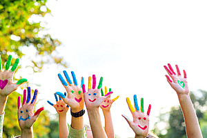 Colourfully painted children's hands in the air ©Fotowerk - stock.adobe.com