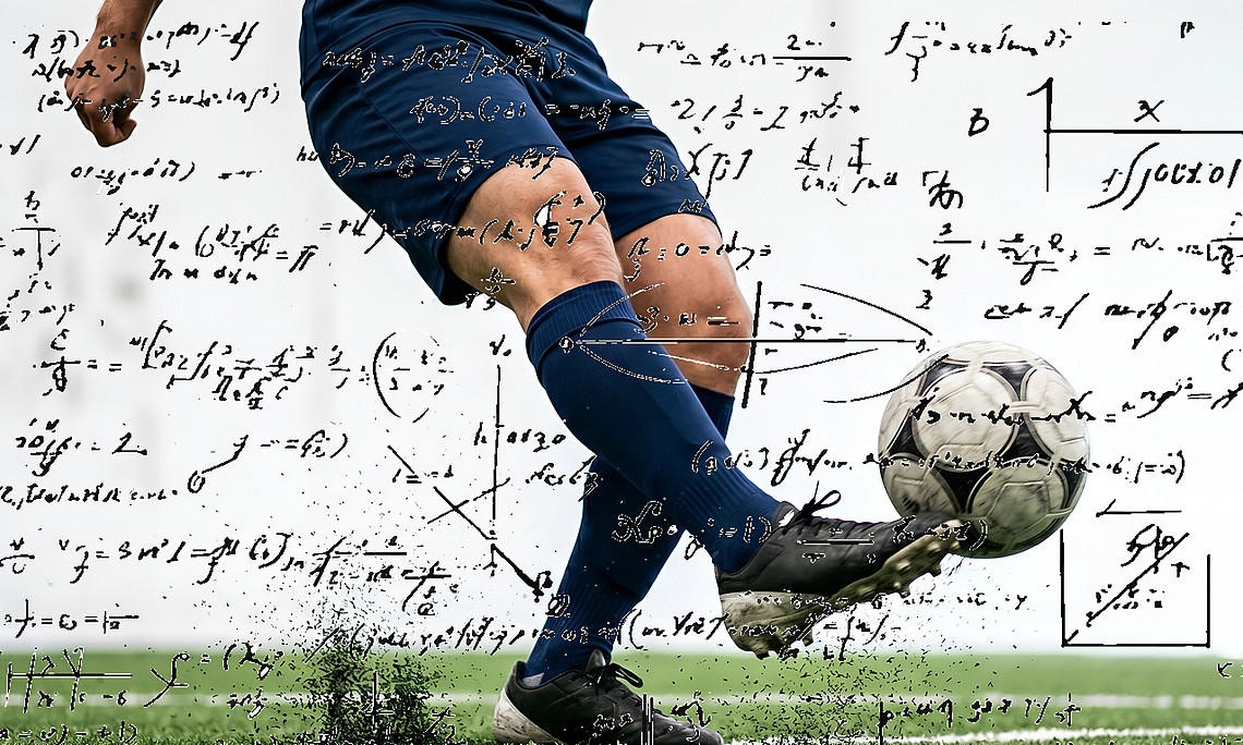 Sehr viele kaum leserliche mathematische Rechenformeln über dem Hintergrund eines männlichen Körpers, der gerade einen Fußball kickt