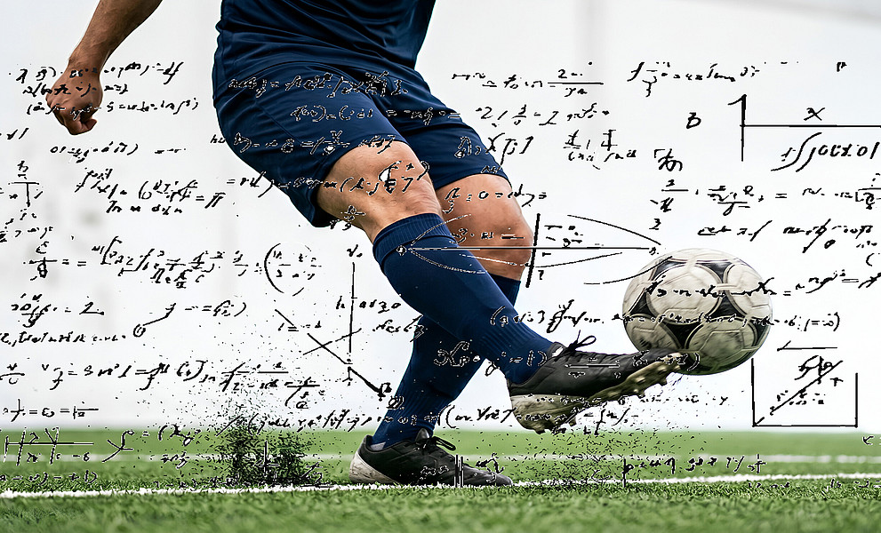 Sehr viele kaum leserliche mathematische Rechenformeln über dem Hintergrund eines männlichen Körpers, der gerade einen Fußball kickt