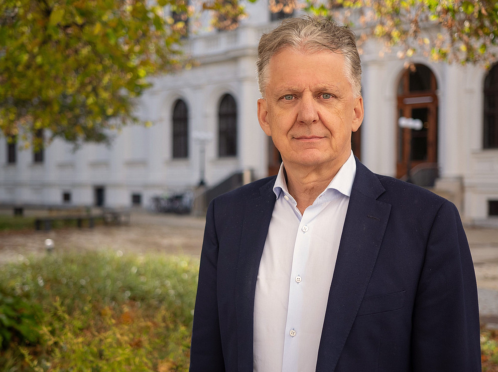 Gert-Peter Reissner, Institutsleiter des Instituts für Arbeitsrecht und Sozialrecht, im Innenhof der Universität ©Uni Graz/Radlinger