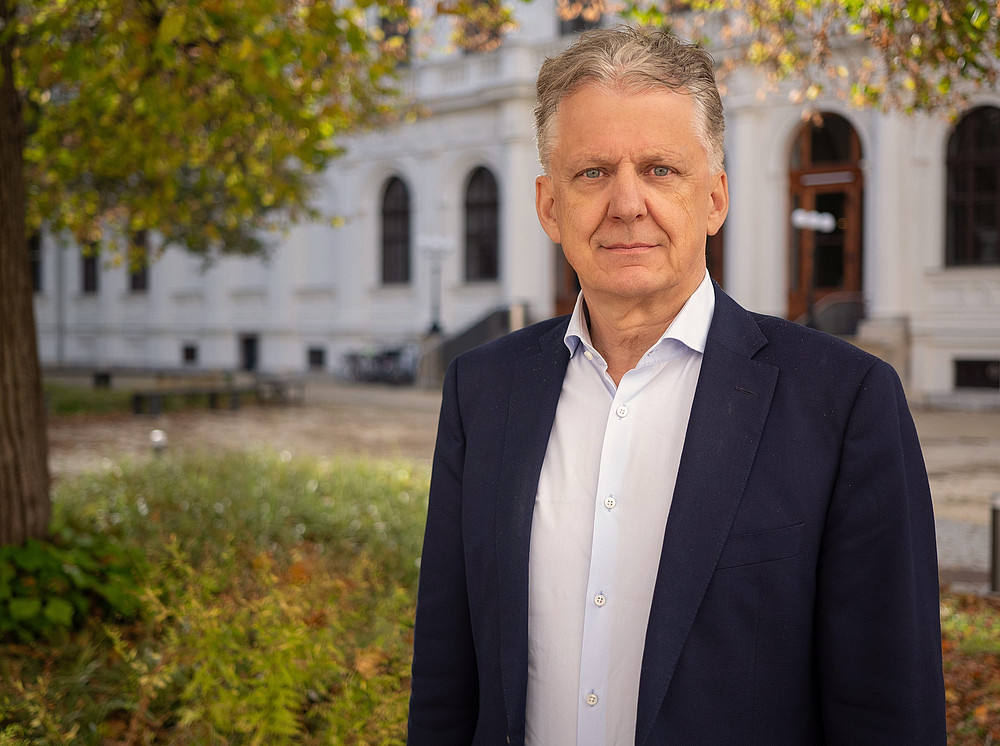 Gert-Peter Reissner im Innenhof der Universität ©Uni Graz/Radlinger