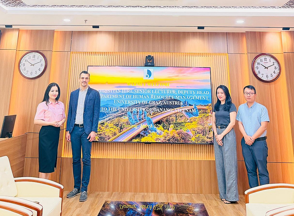 Bidl zeigt Dr. Hirt mit Kolleg:innen von der Universität Danang ©Uni Graz/C. Hirt
