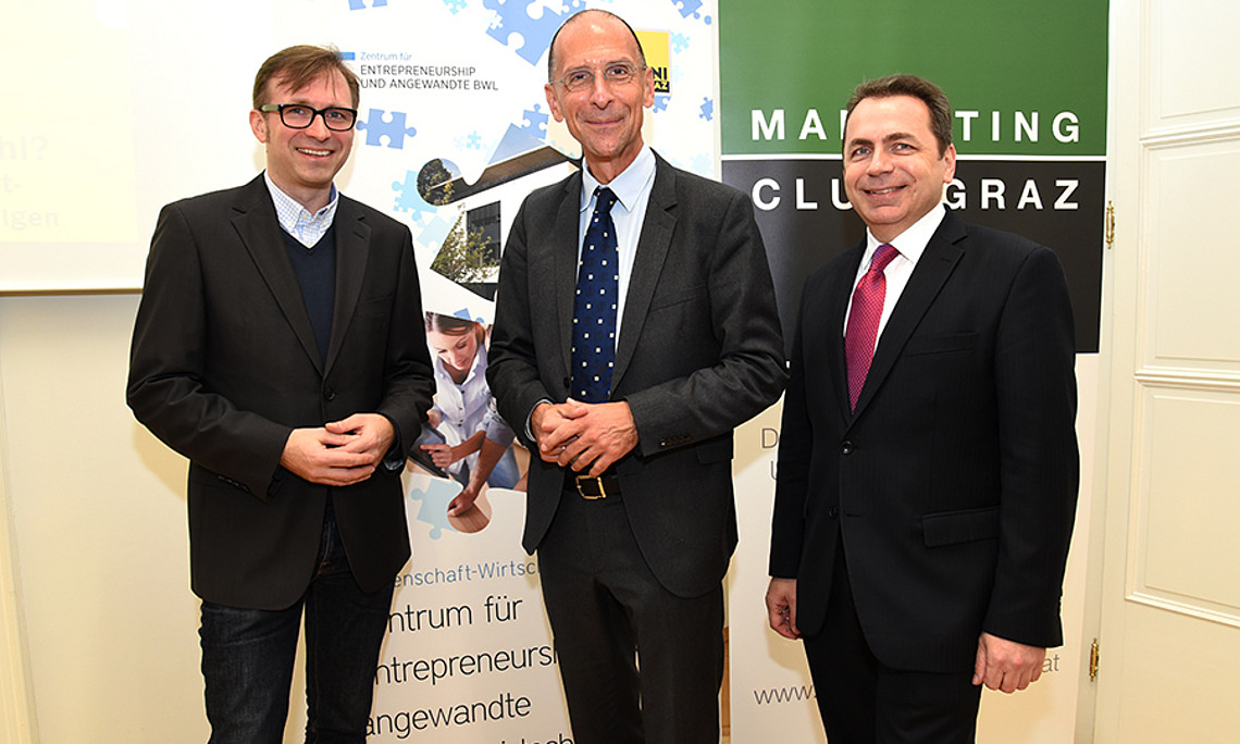 Wirtschaftsgespräche: Moderator Bernhard Weber (Zentrum für Entrepreneurship und angewandte Betriebswirtschaftslehre), Peter Filzmaier und SOWI-Dekan Thomas Foscht. Foto: Uni Graz/Schweiger 