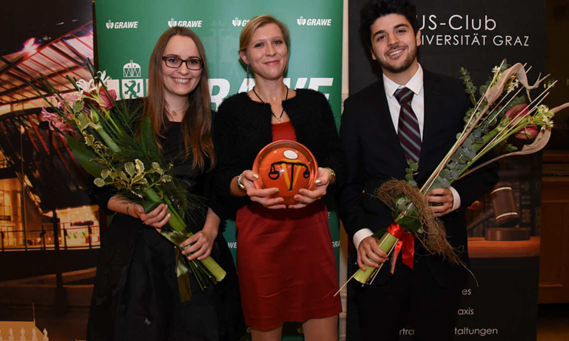 Sie sind die besten ihres Jahrgangs: Hannah Maria Schöffmann, Anna Vaclavek und Rahim Rastegar sind die Best of REWIS. Fotos: Uni Graz/Schweiger