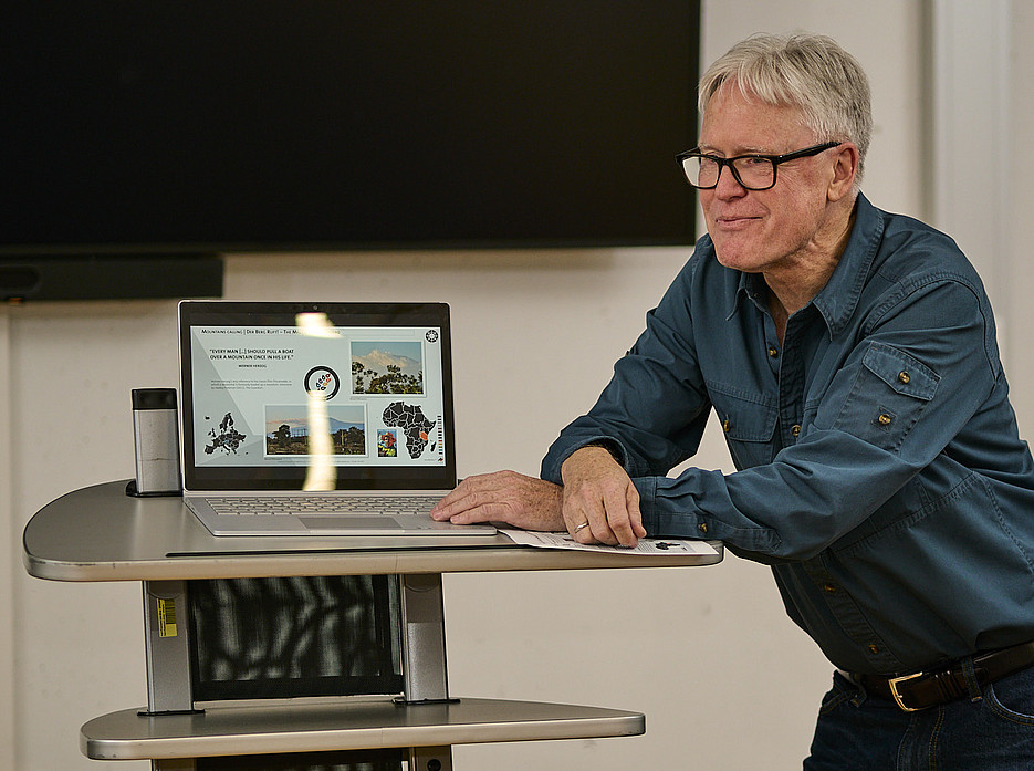 Ferdinand Kovacic mit seinem Laptop ©© Mag. Paulus Mayr