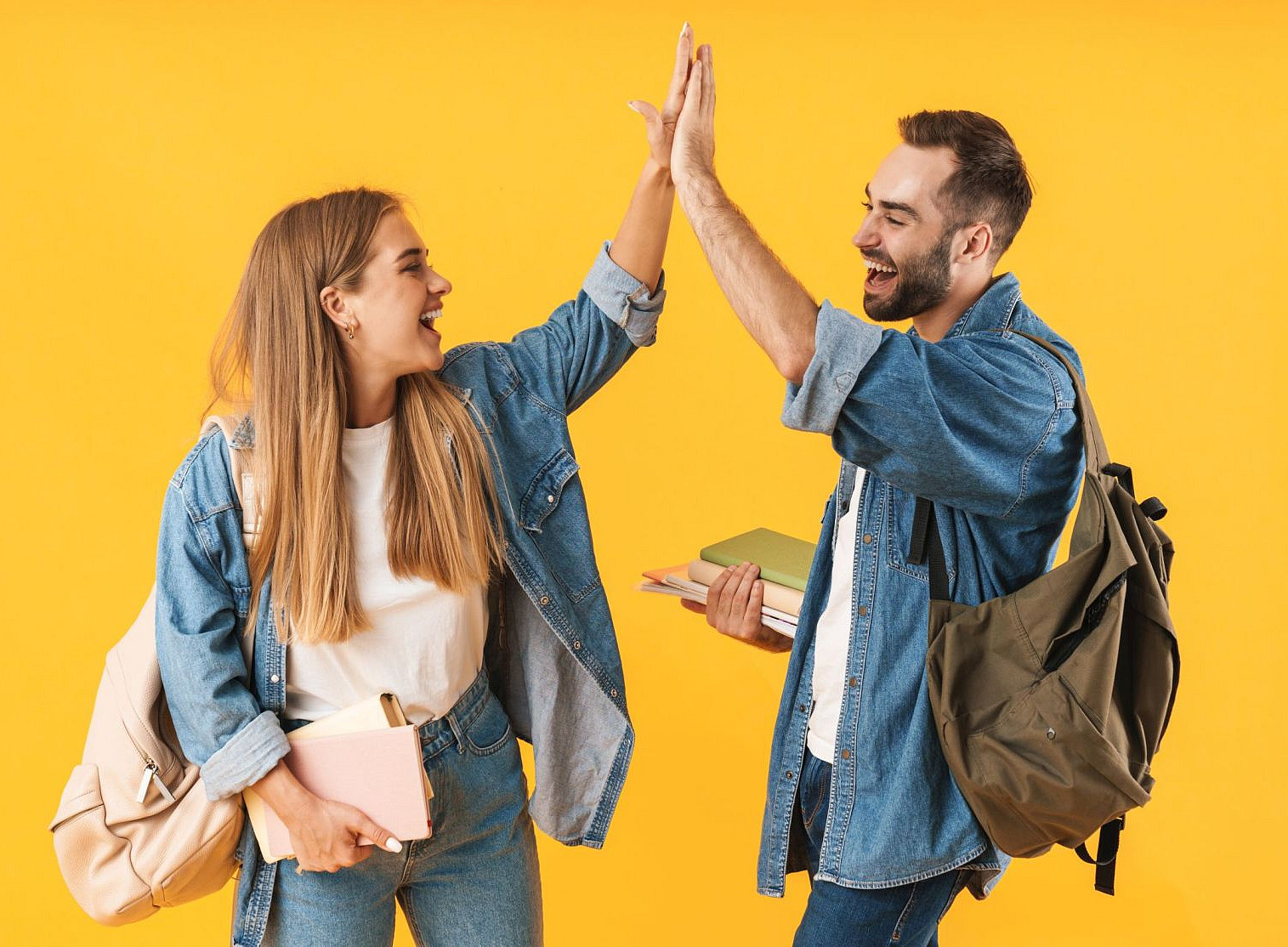 Zwei Studierende, die mit den Händen einschlagen ©Drobot Dean by Adobe Stock