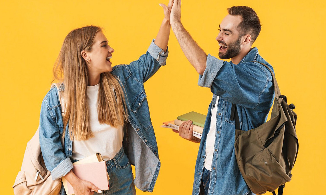 Zwei Studierende, die mit den Händen einschlagen