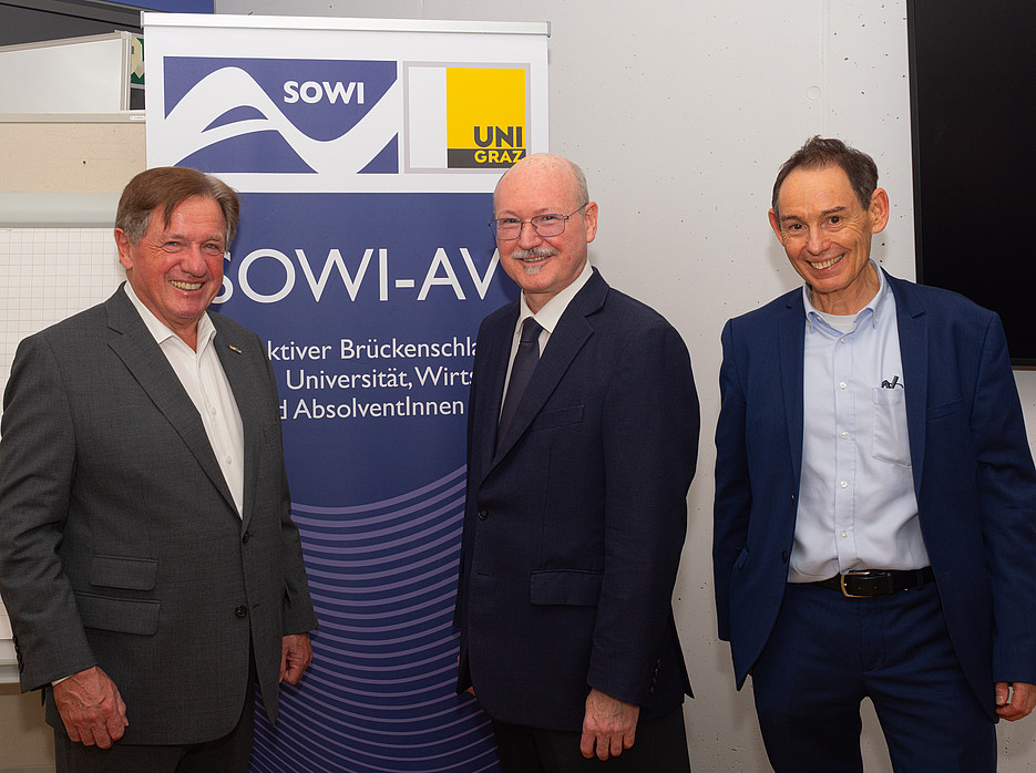 Mag. Volker Pichler, Dr. Thomas Url und Mag. Paulus Mayr stehen vor dem SOWI-AV Banner ©Mag. Paulus Mayr