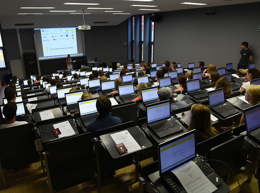 Studierende absolvieren das Aufnahmeverfahren fürs Lehramtsstudium an der Universität Graz ©Uni Graz
