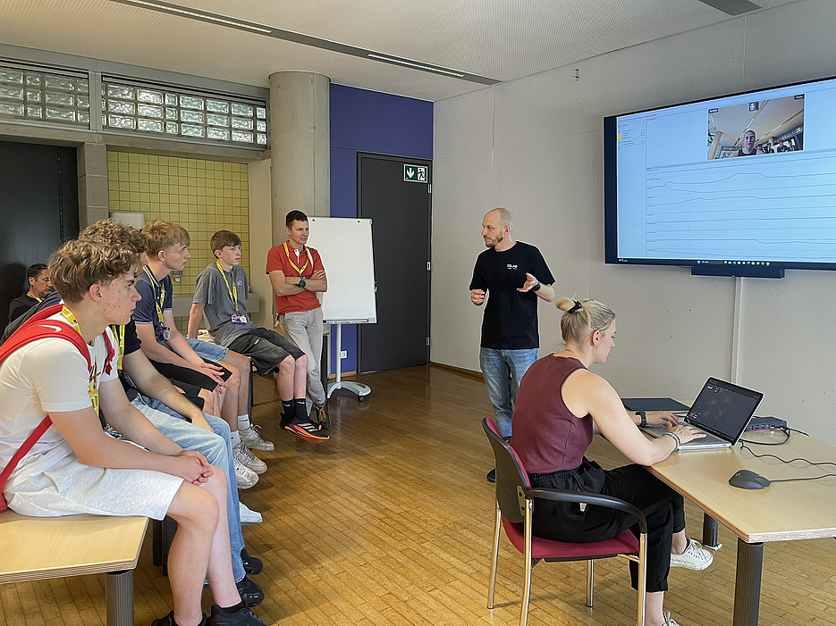 Schulklasse bei einem didaktischen Labor zum Thema Virtual Reality im Zuge der FUTURE EDUCATION DiLabs 2026 ©Barbara Kluger