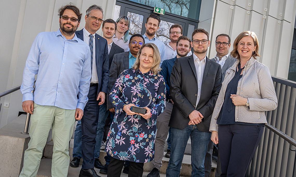 Das Pure Surf Team rund um Katalin Barta Weissert (Mitte) mit Markus Hochegger (3.v.r), Rektor Peter Riedler (2.v.l.), SFG-Geschäftsführer Christoph Ludwig (2.v.r.) und Landesrätin Barbara Eibinger-Miedl (rechts). Foto: Land Steiermark/Streibl.