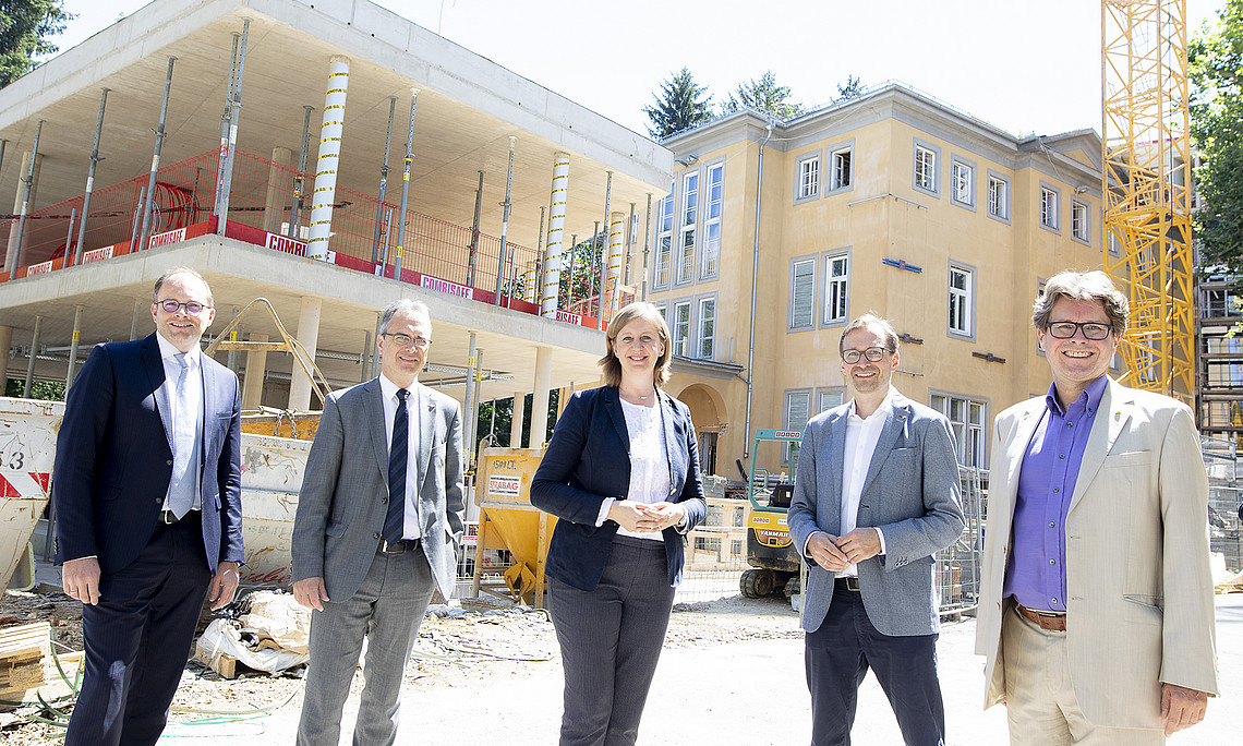 Das Zentrum für Wissens- und Innovationstransfer am Campus der Uni Graz nimmt Form an: Maximilian Pammer, Peter Riedler, Barbara Eibinger-Miedl, Bernhard Weber und Martin Polaschek (v.l.) luden zur Gleichenfeier auf die Baustelle in die Schubertstraße 6a. Foto: Uni Graz/Kanizaj