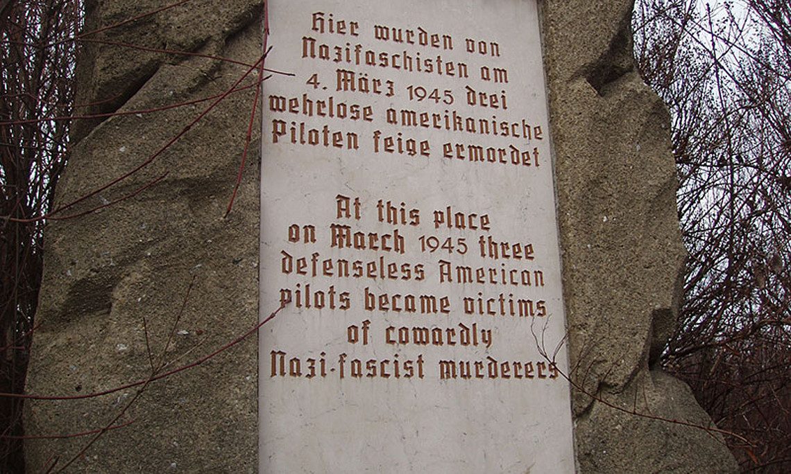 Ein Gedenkstein in Straßgang erinnert an dort verübte Fliegerlynchjustiz. Dieses Denkmal soll neu gestaltet werden. Foto: Hoffmann. 
