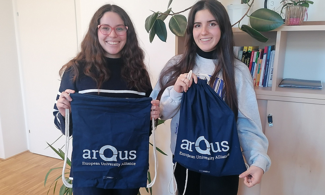 Studierende mit Arqus Tasche