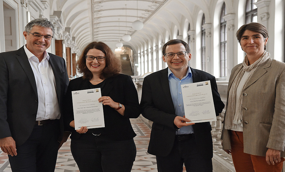 Joachim Reidl, Christine Schwanecke, Sandro Keller und Mireille van Poppel am Gang vor der Aula der Uni Graz