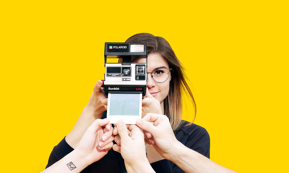 Junge Frau mit Polaroid-Kamera
