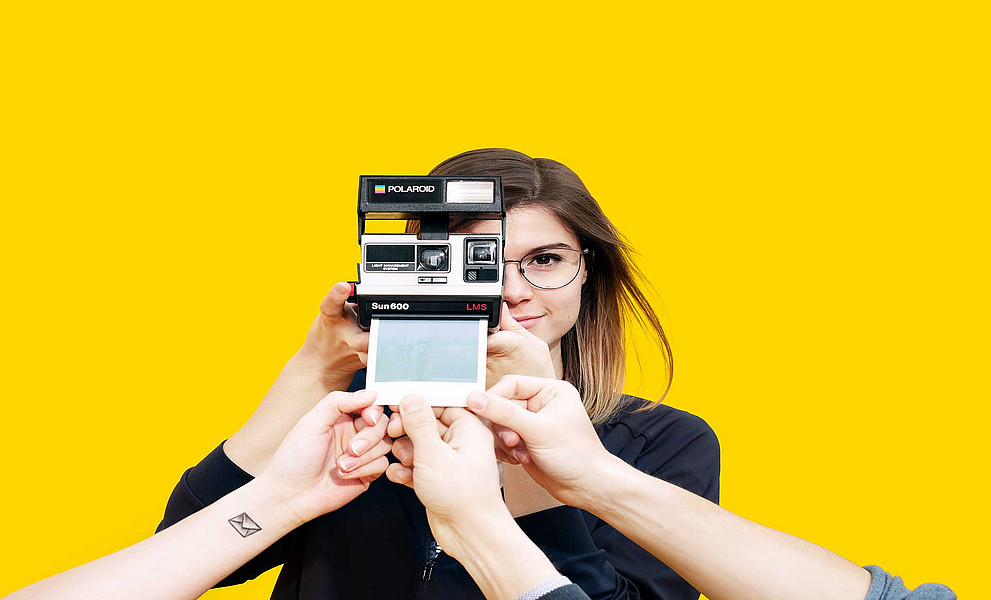 Junge Frau mit Polaroid-Kamera