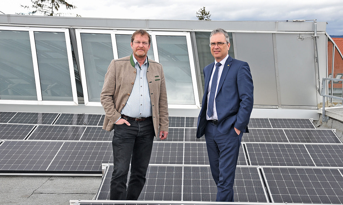 Ralph Zettl und Rektor Peter Riedler stärken den Ausbau von Photovoltaik-Anlagen am Campus der Universität Graz. Foto: Uni Graz/Eklaude