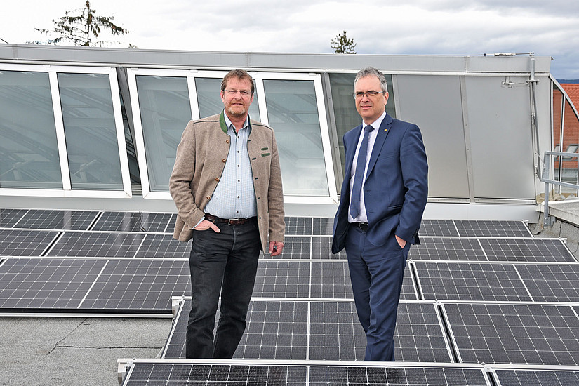 Ralph Zettl und Rektor Peter Riedler stärken den Ausbau von Photovoltaik-Anlagen am Campus der Universität Graz. Foto: Uni Graz/Eklaude