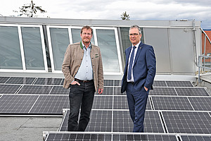 Ralph Zettl und Rektor Peter Riedler stärken den Ausbau von Photovoltaik-Anlagen am Campus der Universität Graz. Foto: Uni Graz/Eklaude